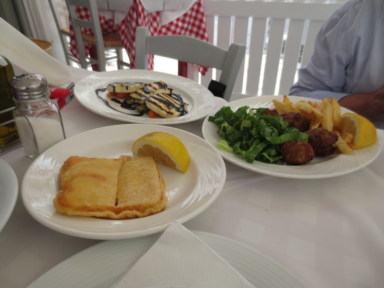 Kulinarische Genüsse: Taverne Nikos auf Mykonos (Mykonos Stadt): Saganaki, Haloumni Cheese auf Aubergines und Keftedes