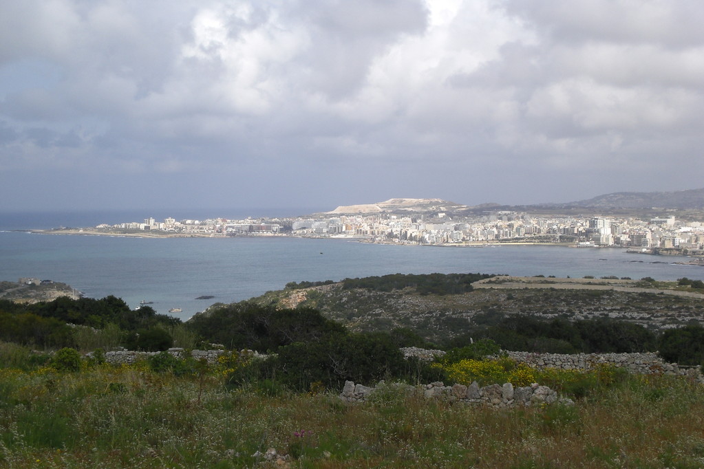 Insel Malta: Blick auf St. Paul's Bay (links bis Mitte Bild Stadtteil Qwara und rechts Stadtteil Bugibba). Unsere Residenz findet sich im Stadtteil Qwara (Aura)