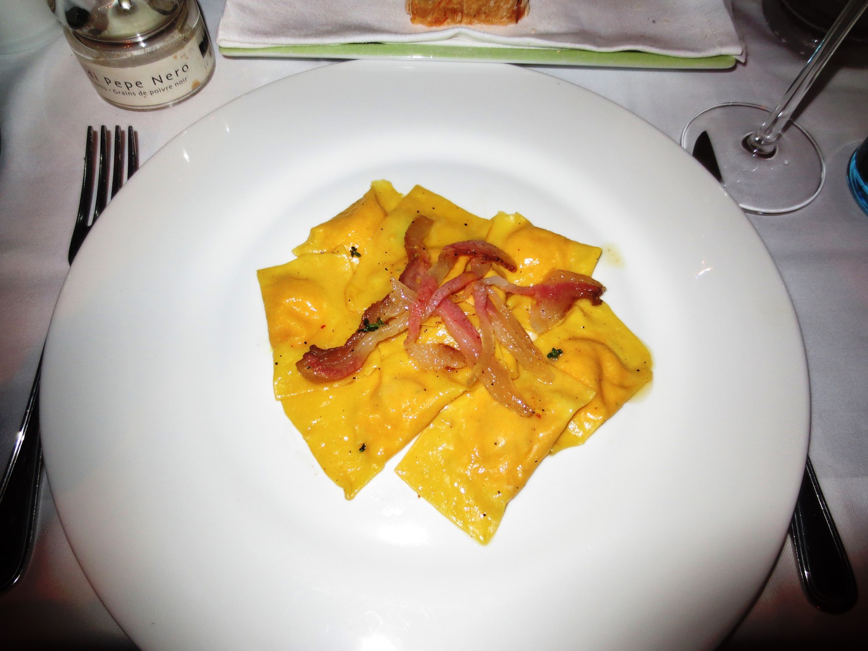 Gardone Riviera: Ristorante La Taverna - im Bild "Ravioli an einer leichten Pancetta-Rahm-Sauce".