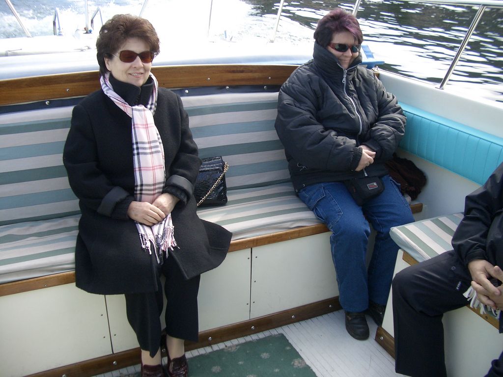 ..etwas kühl noch; Hanny und ihre Schwester Gertrud auf der Überfahrt