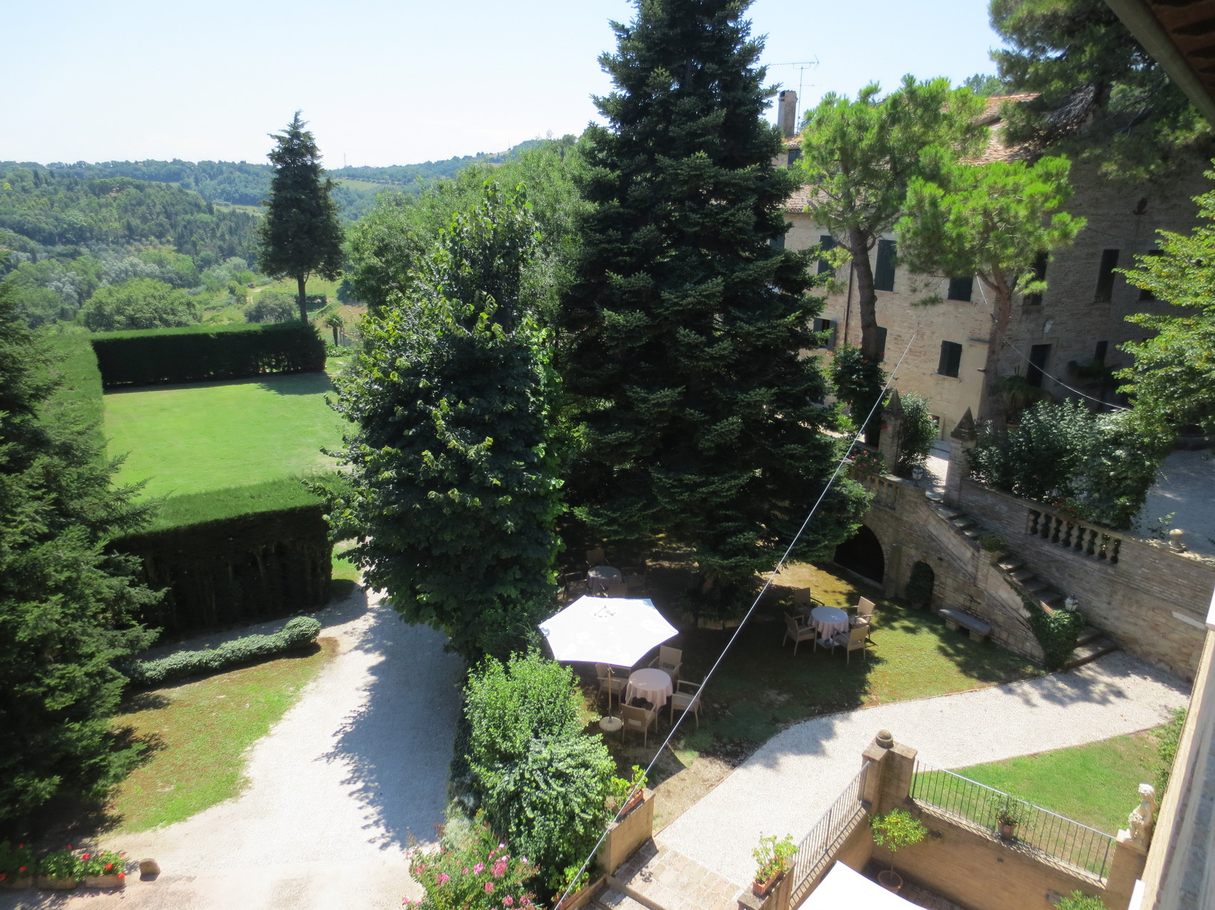 Villa Cattani Stuart XVII sec.: Blick von Balkon unserer Junior Suite Richtung Süden auf die Villa Cattani Stuart 