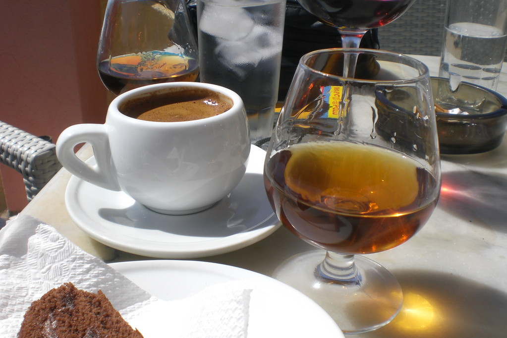 ...griechischer Kaffee mit "kleinem" Metaxa nach einem griechischen Zwischen-Imbiss (..die haben uns wohl die halbe Flasche eingeschenkt....!!!)