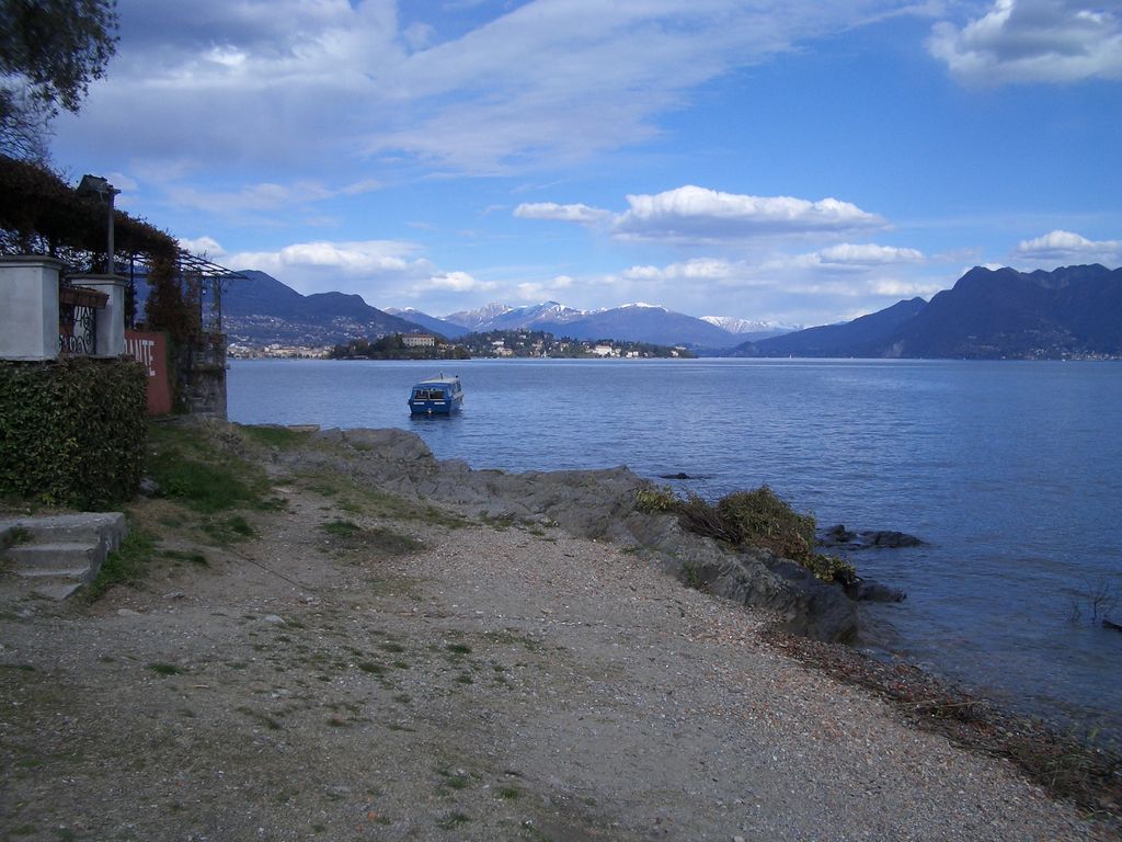 Isola dei Pescatori; Blick vom Ufer des Lago Maggiore Richtung Norden
