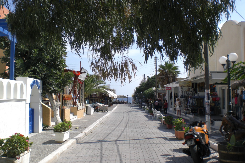 Kamari Beach Santorini im Inselosten (vielbesuchter Badestrand auf Santorini)