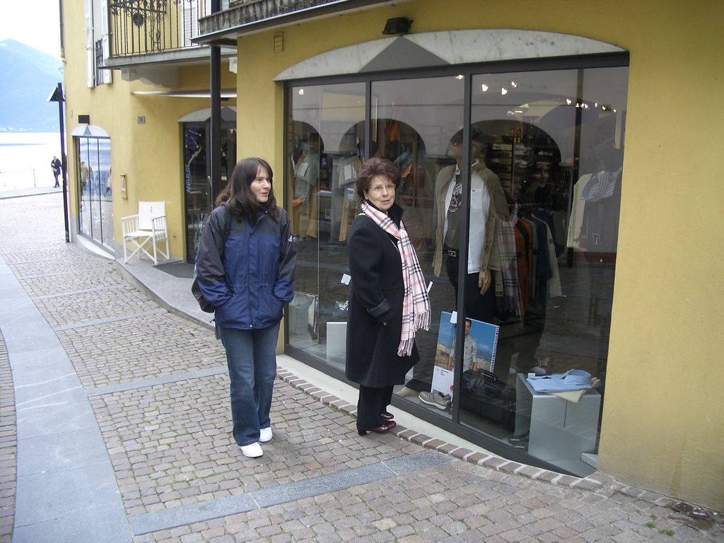 Hanny und Suzi beim Bummel durch Ascona's Innengassen
