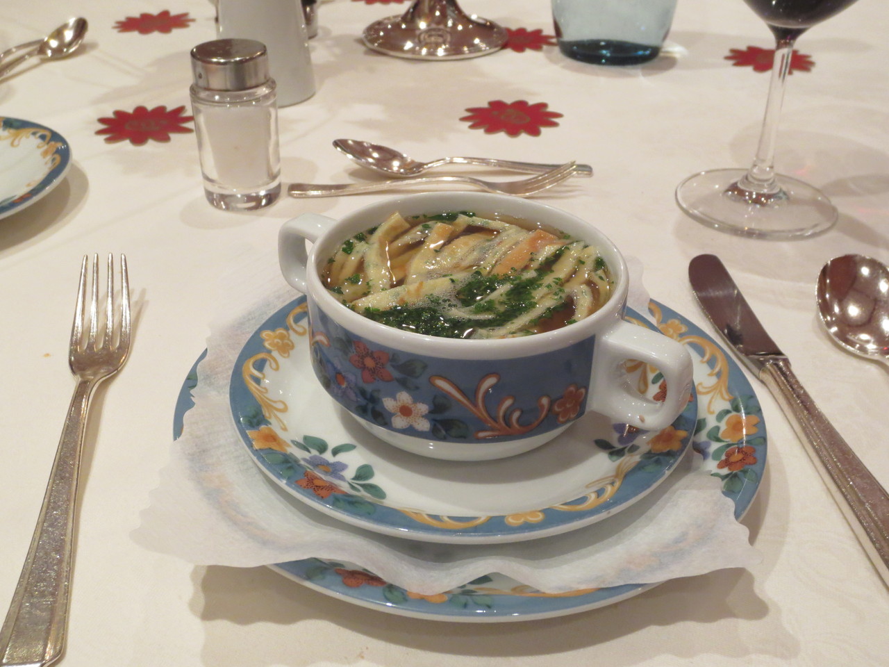 Nach dem Salatbuffet eine "Tafelspitzbouillon mit Flädle"