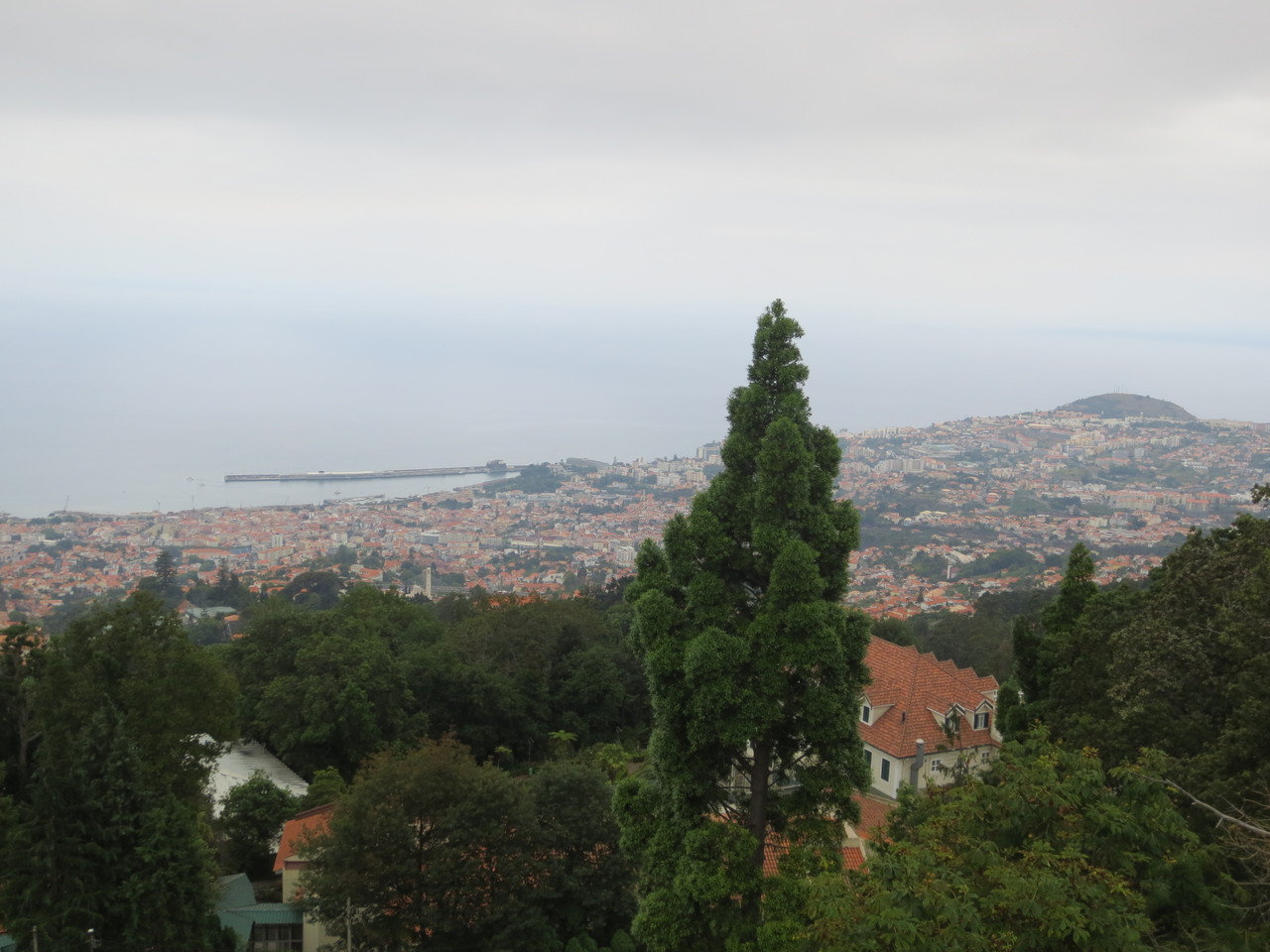 Monte oberhalb Funchal: Wallfahrtskirche "Nossa Senhora do Monte" - Blick von der Terrasse der Kirche auf den Hauptort "Funchal".