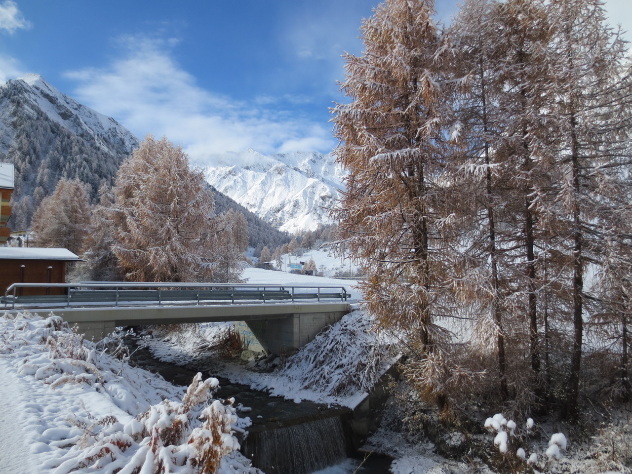 Impressionen aus Samnaun Dorf: Aufhellungen am Folgetag des Aufenthalts. Es hat sogar etwas geschneit. Schon bald erblickt man hier wieder eine völlig zugeschneite Winter-Berglandschaft