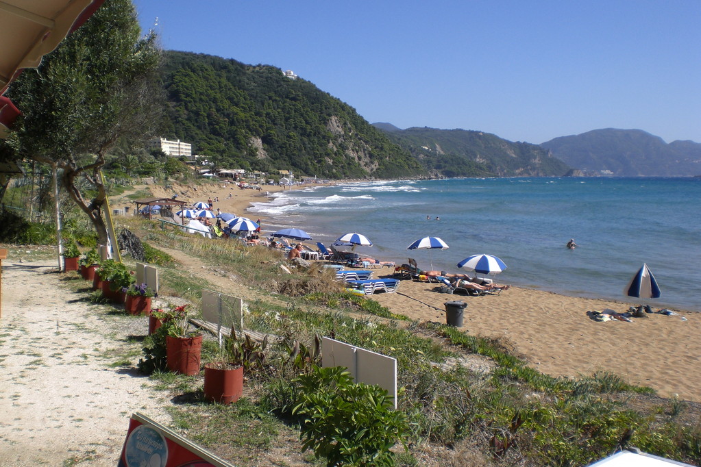 Impressionen vom ruhigen Strand Glifada, nordwestlich von Pelekas (zentral im Inselwesten)