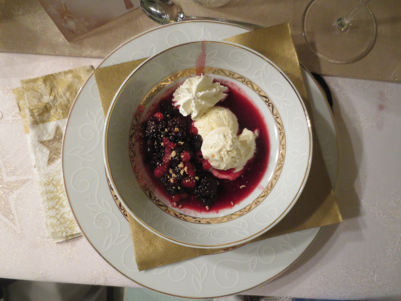 8. Gang - International Style: Warme Waldbeeren mit Vanilleglace