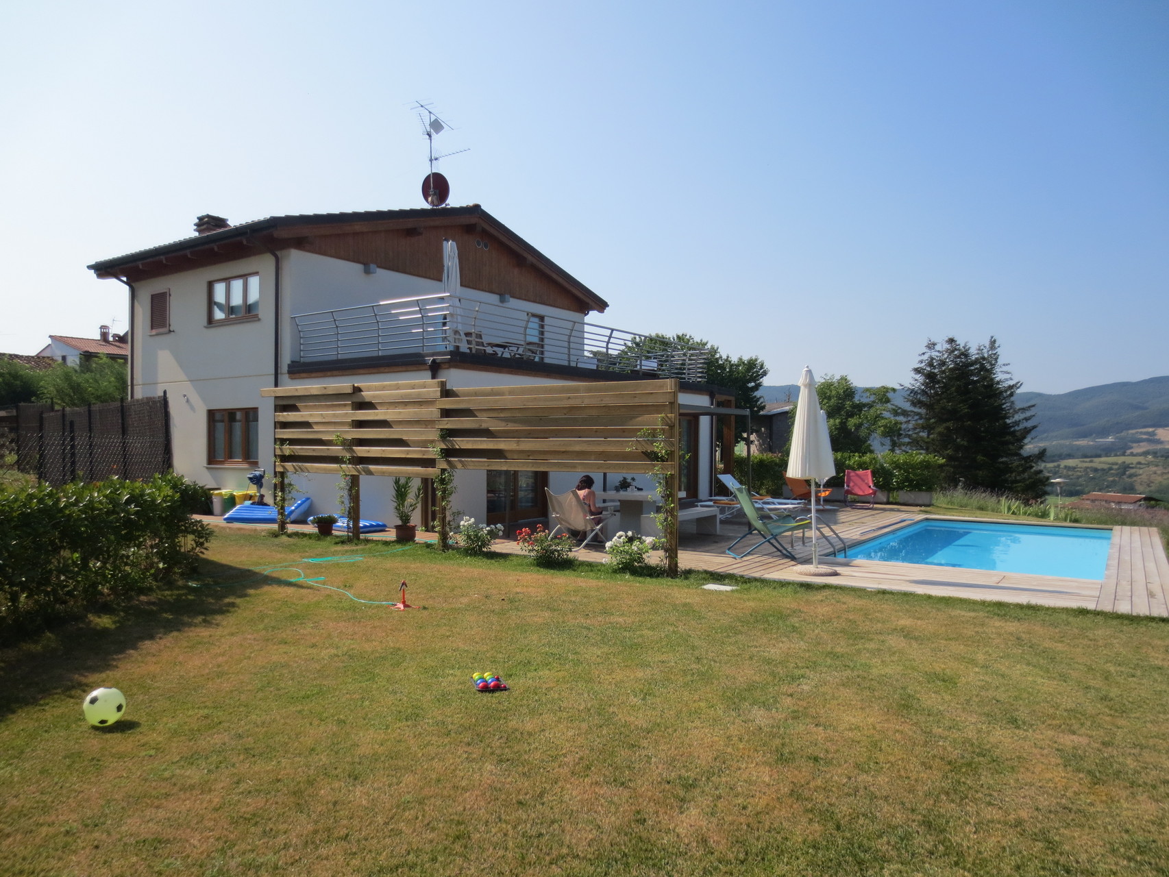 Unsere Ferienvilla im Casentino-Tal (Toscana): Die Villa Antonella findet man im Ortsteil "Memmenano" unmittelbar vor dessen Dorfeingang als Teil eines kleinen Weilers mit 3 Häusern