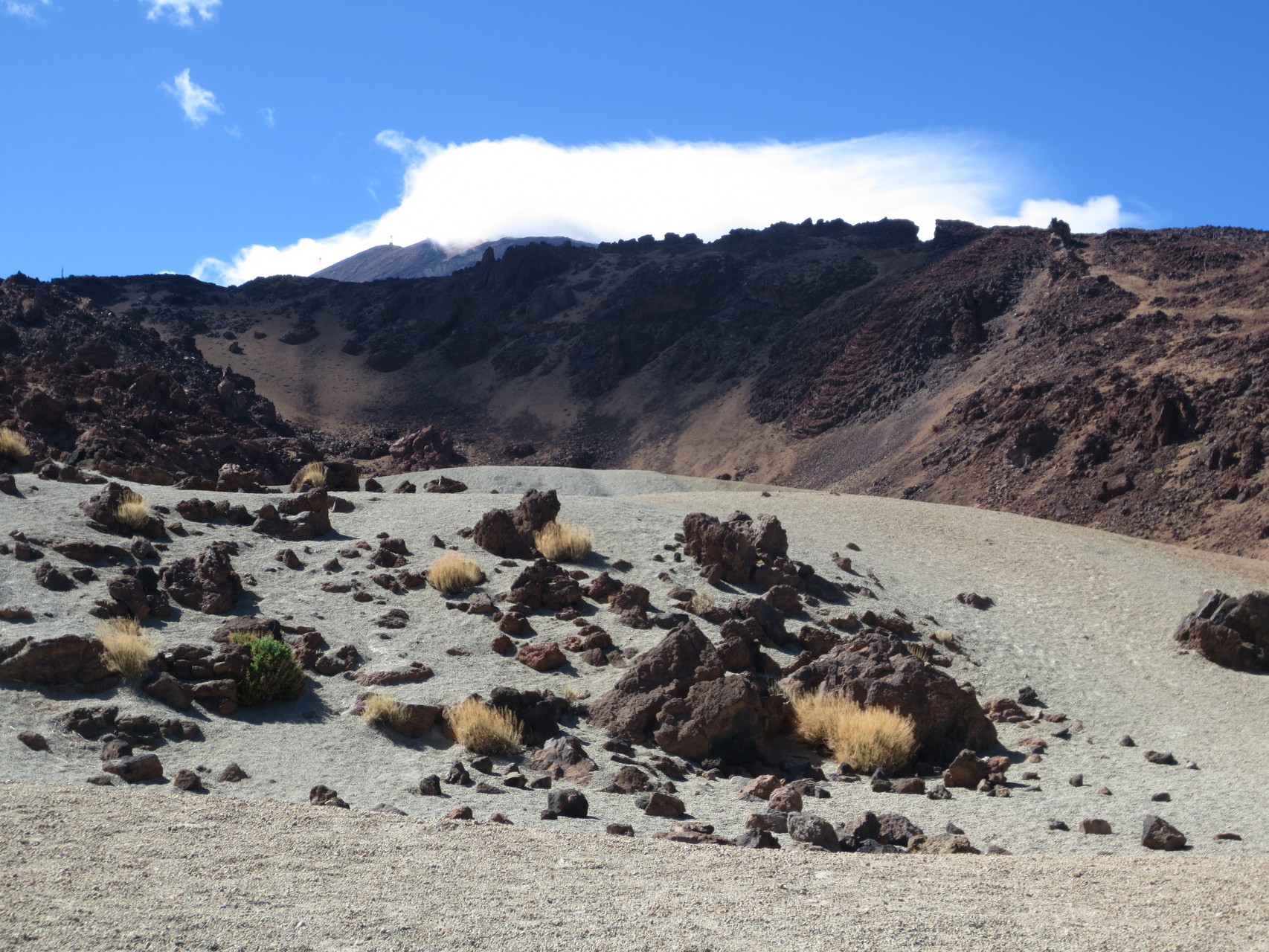 Nationalpark del Teide - auf dem Weg durch Vulkanlandschaft zum Pico del Teide - im Zentrum des Eilands
