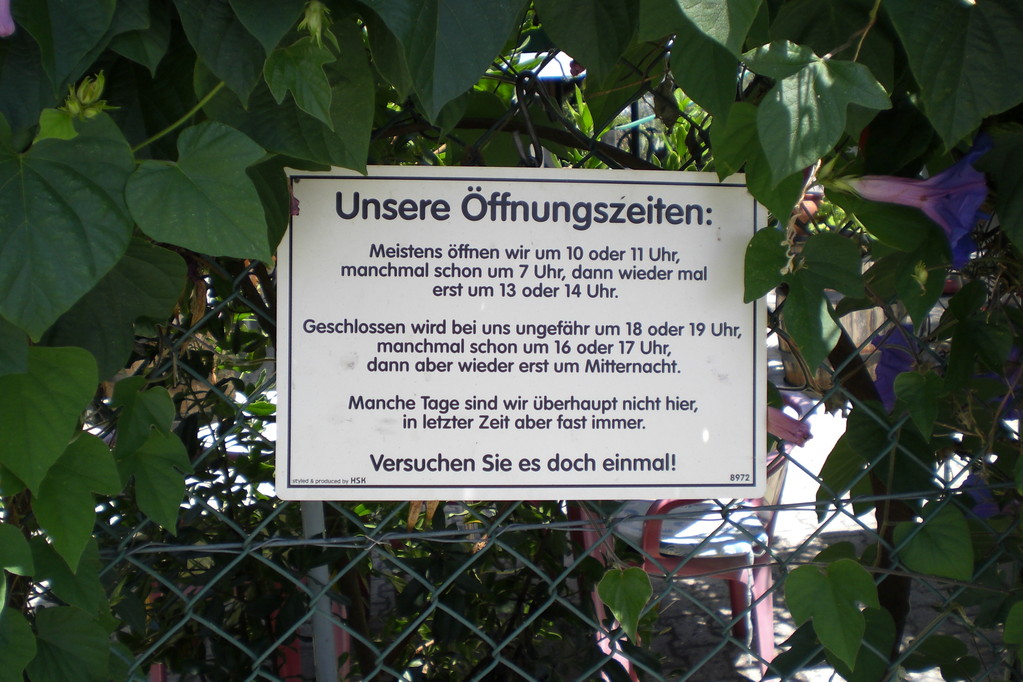 Monchique; in den Bergen der Algarve: Leicht ungewöhnliches Schild mit den Öffnungszeiten eines Lokalrestaurants (eigentlich mehr so eine Imbissbude)