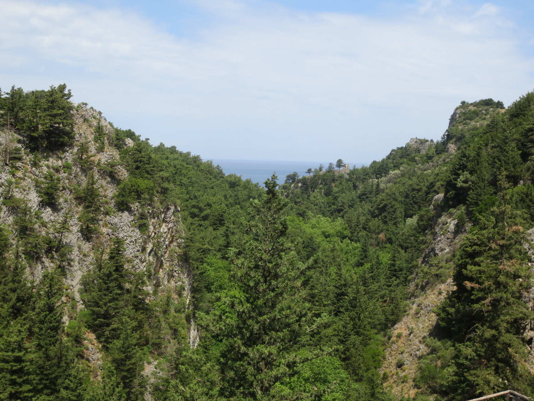 Potami Waterfalls: Sensationell..., griechische Taverne hoch oben über dem Dickicht.