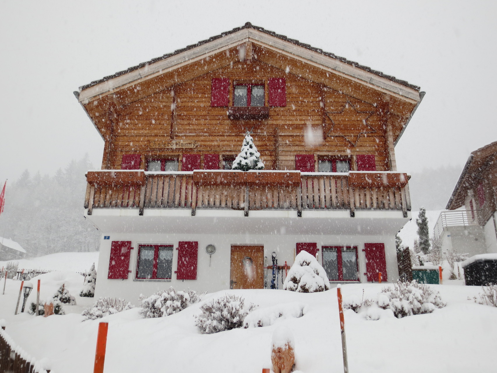 Sujet: Chalet Hanny, unsere Residenz, ca. 1250 M.ü.M. direkt an der Skipiste