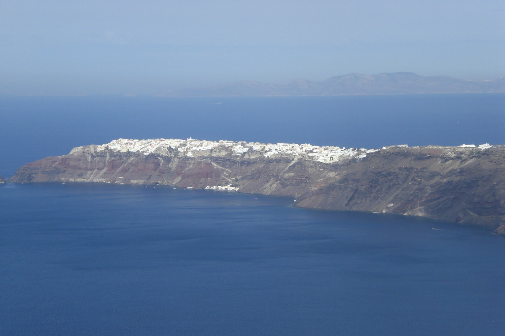 Firostefani mit Blick auf den Inselnorden resp. die Stadt Oia