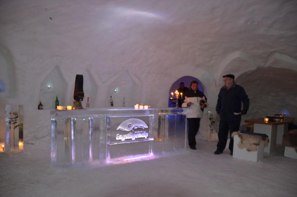 Im Eis-Haus (Iglu)..., Silvano (l.) und Mark (r.) in der "Empfangshalle"