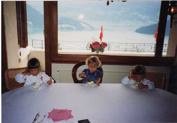 im Wohnzimmer beim Glace-Essen (Cristiana, Giorgio, Michela)