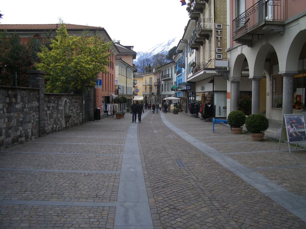 Füssgängerzone resp. Ladenzone auf dem Weg zum See in Ascona