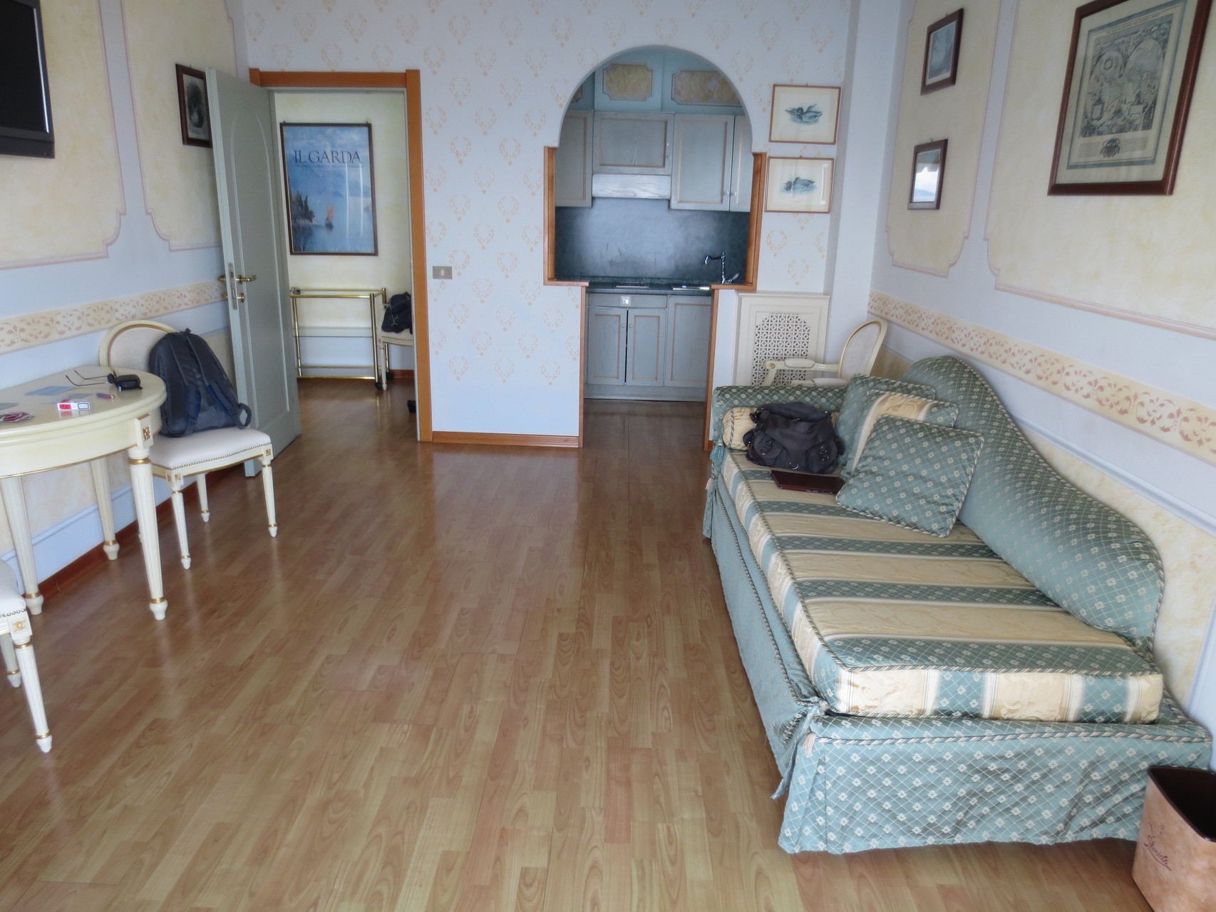 Wenn, dann mit Stil: Unsere Ferienresidenz in Gardone Riviera (Hotel in Hanglage) - Hier ein Bild des Wohnraums unserer Suite