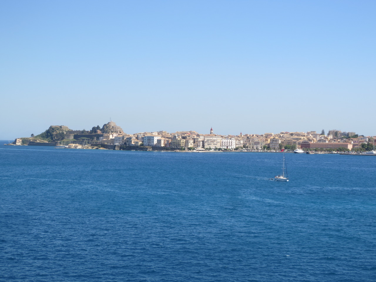 Weiterfahrt mit der Norwegian Jade Richtung Santorini. Hier die Ausfahrt aus dem Hafen Korfus. Im Hintergrund die Hauptstadt Kerkyra auf einen Blick