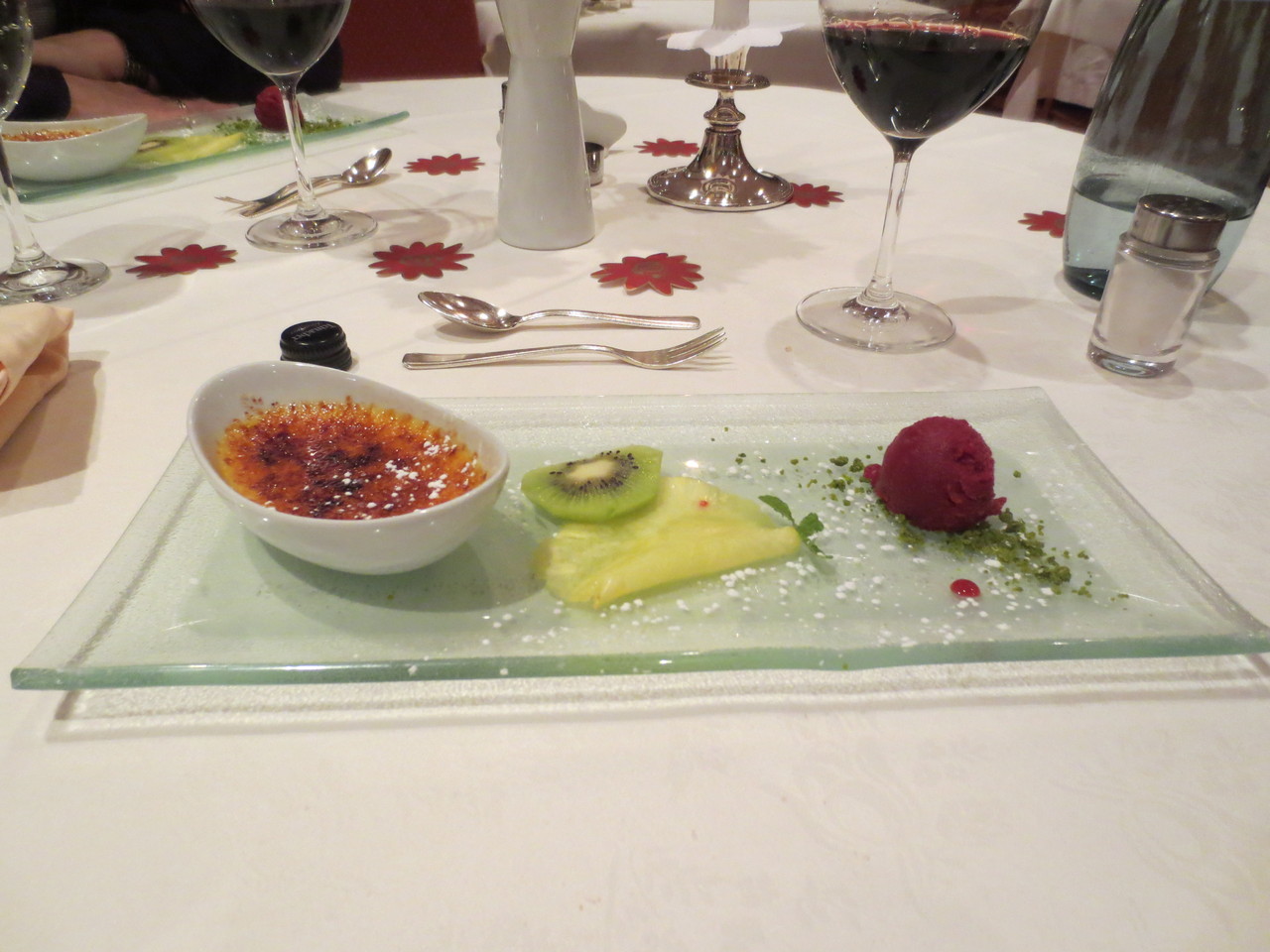 ..und noch das Dessert (vor dem Käseteller): Creme Brûlée und hausgemachtes Sorbet