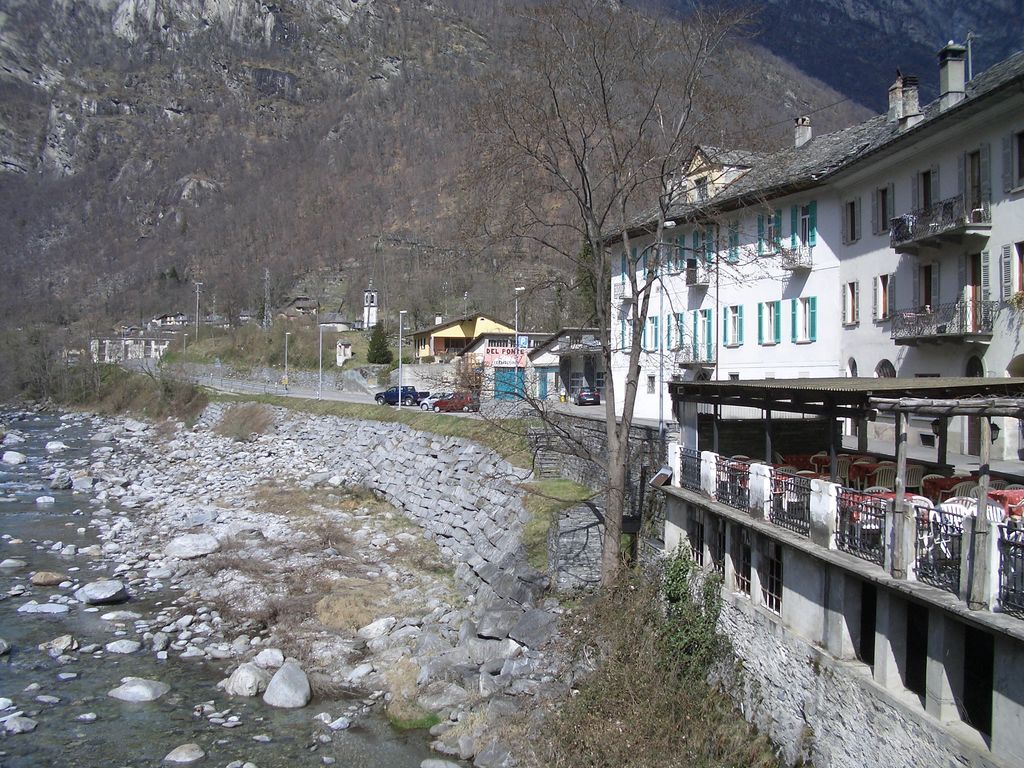Maggia-Flusslauf durch Bignasco