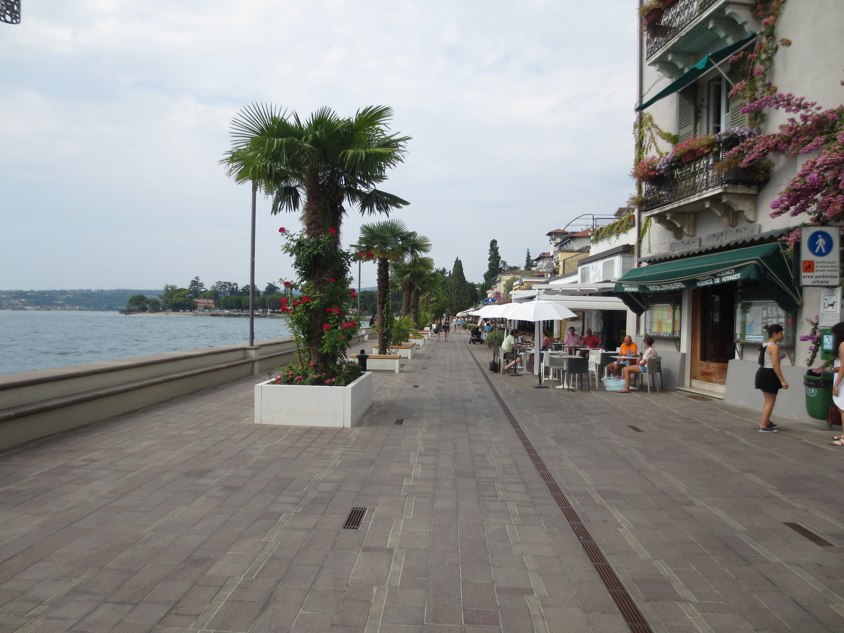 Gardone Riviera - Westufer (im Bild das Areal in der Nähe der Schiffsanlegestelle): Gardone ist bekannt als die eher "geruhsame" Ecke des Sees. Die Cafés und Restaurants sind auch während der Hauptsaison selten überlaufen.