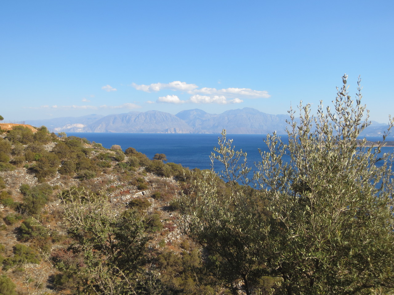 Im Osten der Insel: Oberhalb von Agios Nikolaos mit Blick auf die gegenüberliegende Seite der Bucht von Mirambellou (Kolpos Mirambellou)