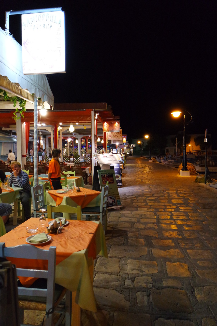 Im Südosten der Insel - Der Ferienresidenzort: Pythagorio Hafenpromenade by Night