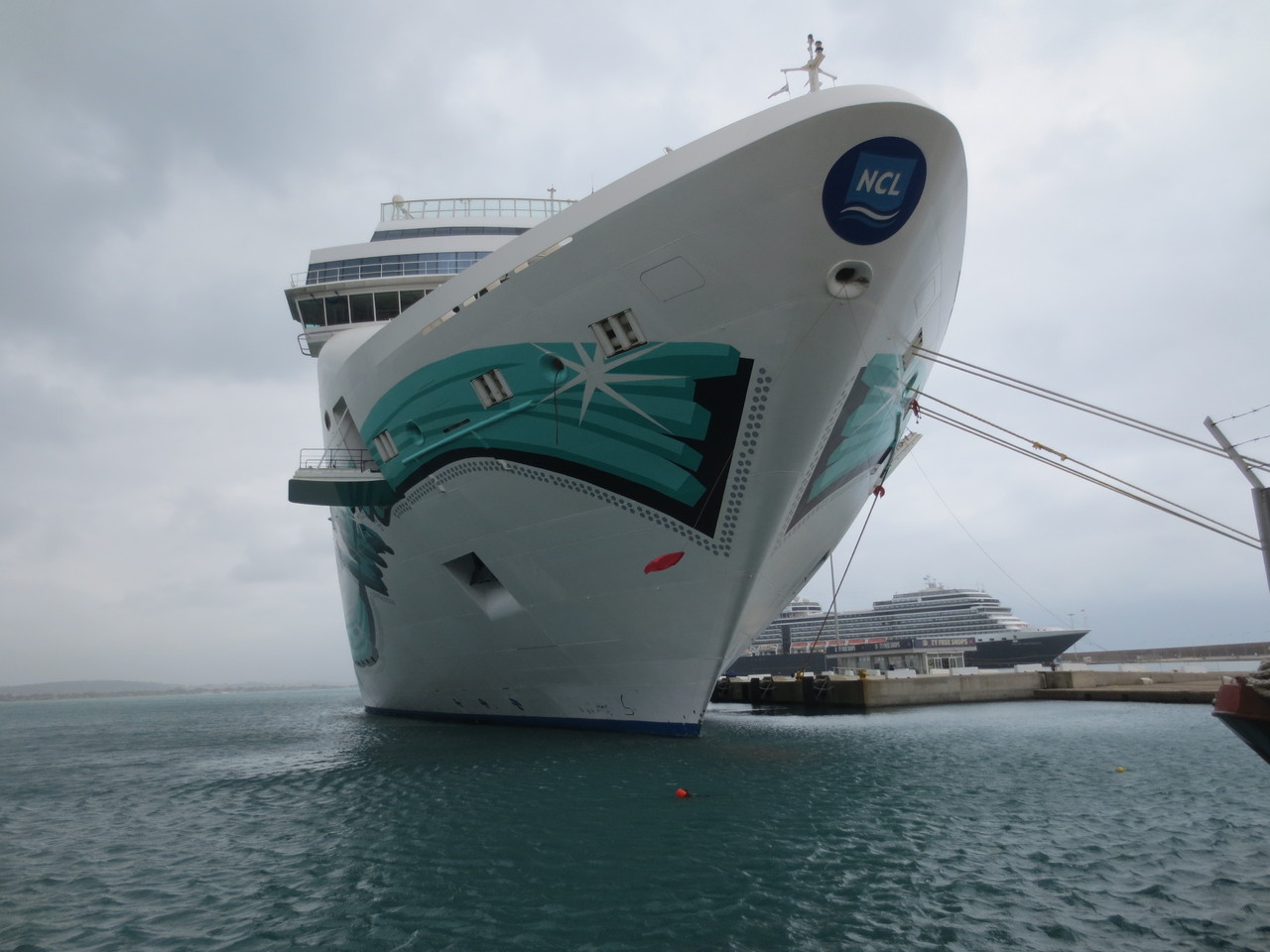 Die Norwegian Jade der NCL. Eines von insgesamt 13 Kreuzfahrtschiffen der Gesellschaft. Hier vor Anker im Hafen von Katakolon