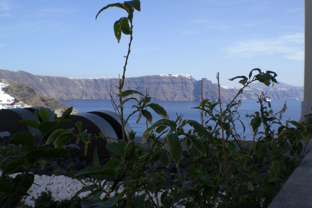 im Örtchen Oia (im Hintergrund Imerovigli und Fira am Kraterrand)