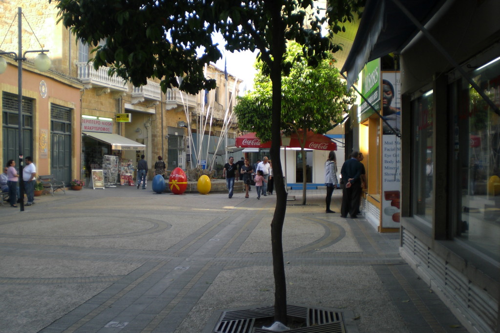 Impressionen aus Nicosia - im Hintergrund Demarkationslinie - Übergang in türkisch-zypriotisches Gebiet