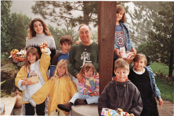 l.o. Carina, l.u. Samira, halb l. o. Mirco, halb l. u. Tamina, m. o. Nonno Mario, m. u. Ivana, r. o. Michela, r. u. Giorgio, ganz r. a. Cristiana