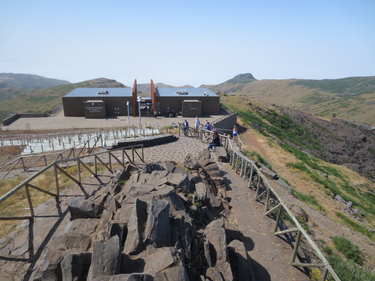 Pico do Arieiro im Zentrum der Insel (1'810 m.ü.M.). Im Hintergrund das Bergrestaurant.