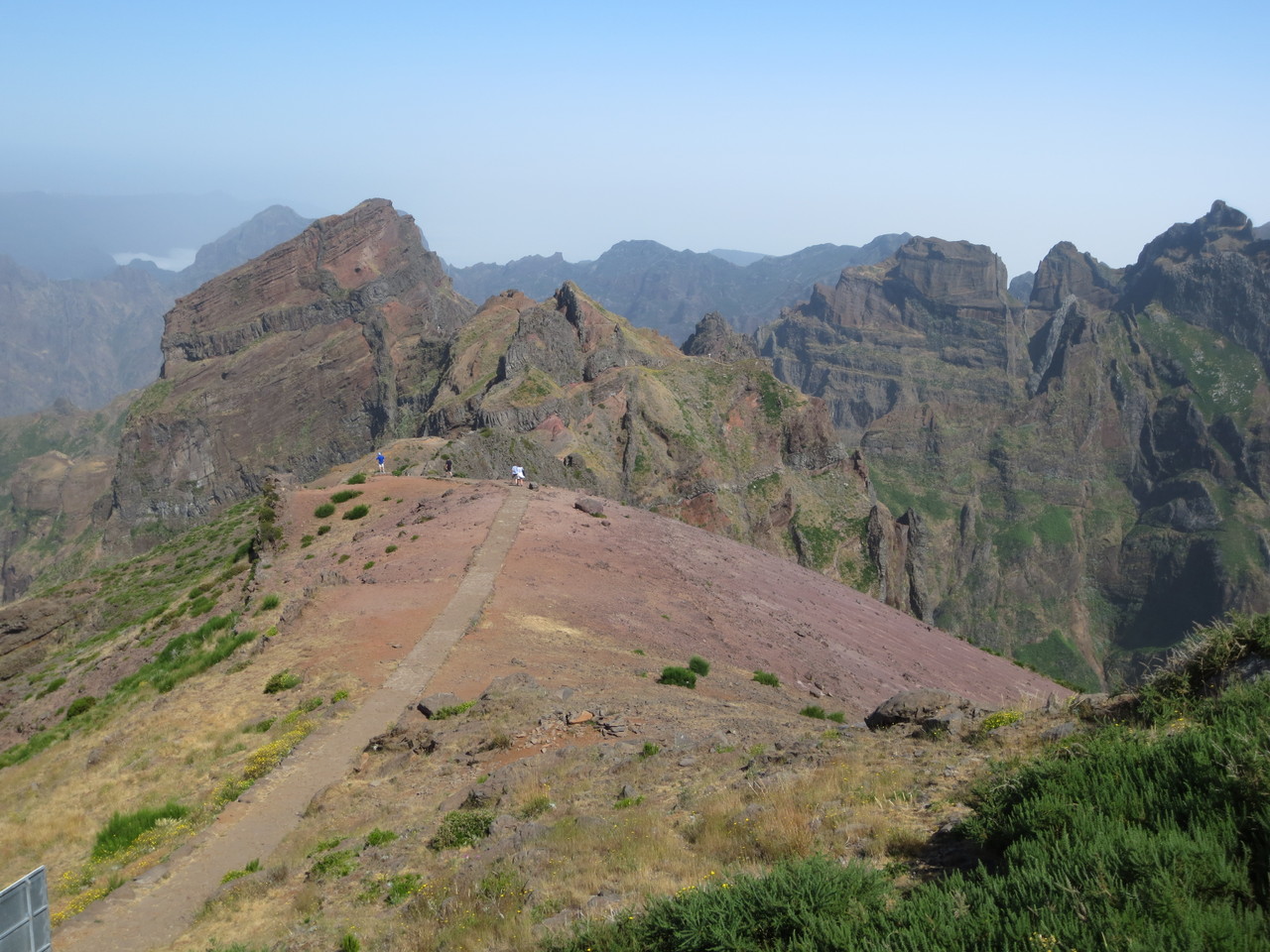 Pico do Arieiro (1'810 m.ü.M.). Der Blick auf die Gebirgslandschaft der Insel.