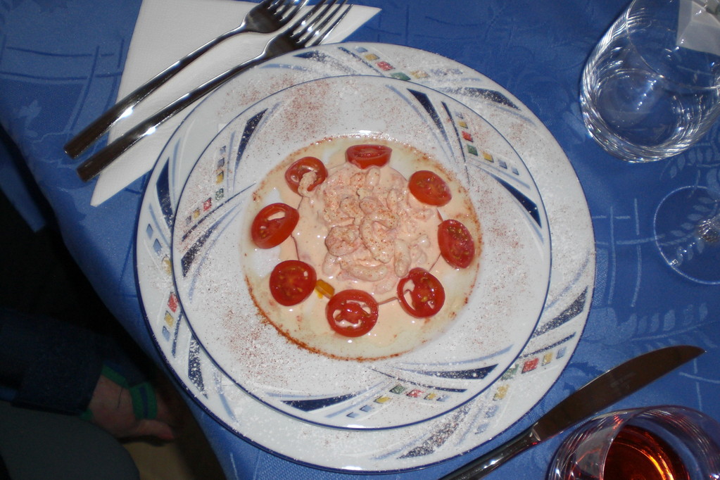 Crevetten-Cocktail in Peperoni-Ring umgeben von Sardegna-Tomaten-Scheibchen