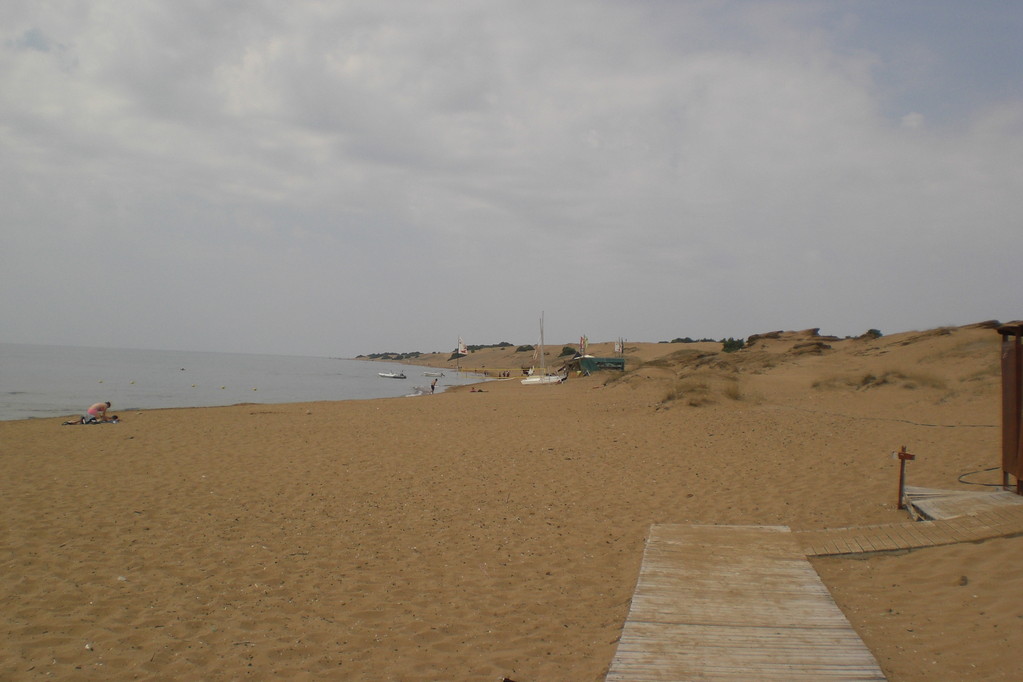 Impressionen vom Küstenabschnitt Issos Beach bei etwas bewölktem Himmel