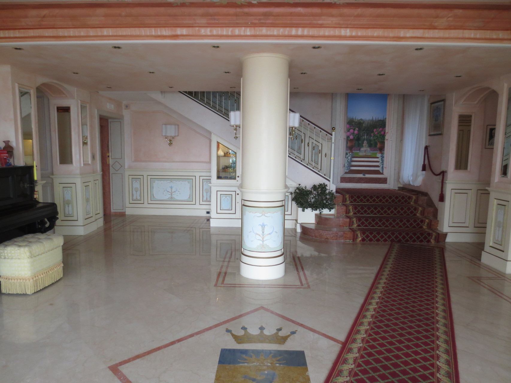Gardone Riviera - Hotel Villa Florida: Der prunke und teilweise "altväterliche" Stil verleihen dem Hotel eine ganz besondere Note. Man fühlt sich auf Anhieb wohl und freut sich über die familiäre, herzliche Atmosphäre. Eine Ferienresidenz zum Entspannen!