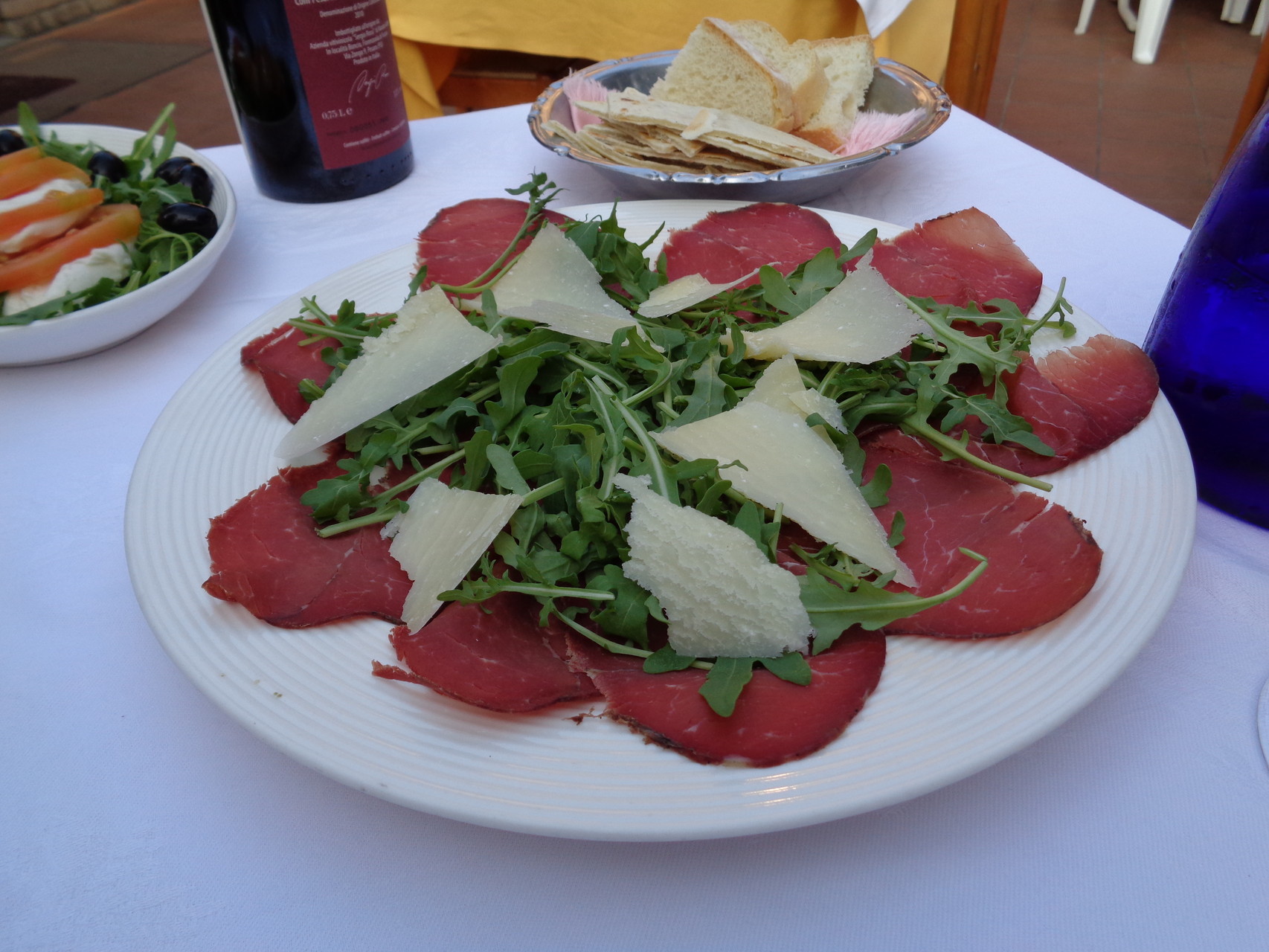 Trebbiantico, Marche - Ristorante "La Vecchia Cantina". Unser Stammlokal in Trebbiantico. Kulinarische Freuden in einladender Umgebung! Im Bild: "Bresaola, Parmigiano, Rucola" (Vorspeise)