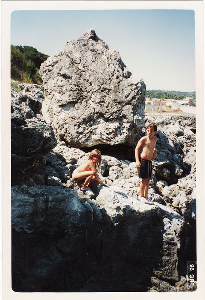 Michela und Cousin Mirco; Erkundung der Klippengeheimnisse