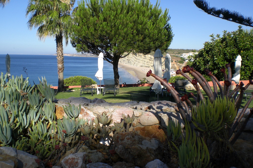 Porto de Mos, Lagos: Blick vom Gartenrestaurant Mirandus auf den Atlantik (im Hintergrund Praia do Canavial)