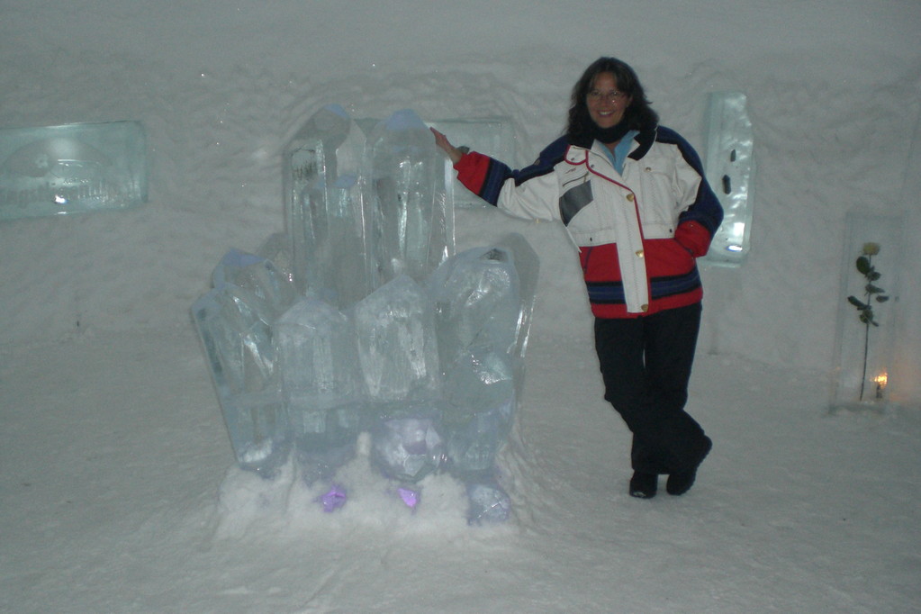Faszinierend diese Eiswelt; Suzanne im Iglu..., Bewunderung der Formen aus Eis und Schnee