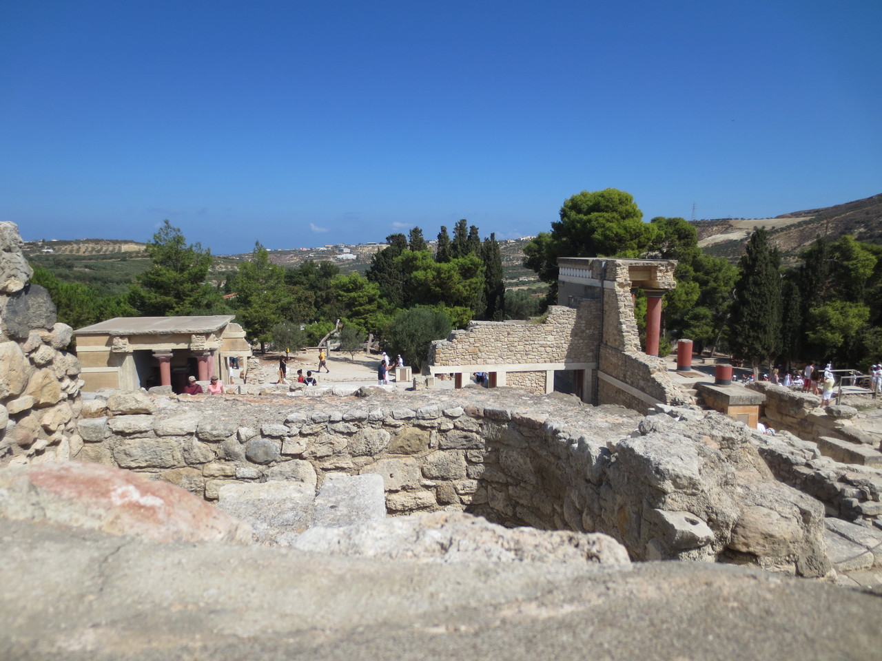 Zentrales Kreta, 6 Km südlich von Heraklion im Landesinnern: Geschichtsträchtiges Kreta.., minoische Kultur - Der Palast von Knossos. Die Anlage wurde zwischen 2100 und 1800 v. Chr. am Ort der neolithischen Besiedlung errichtet