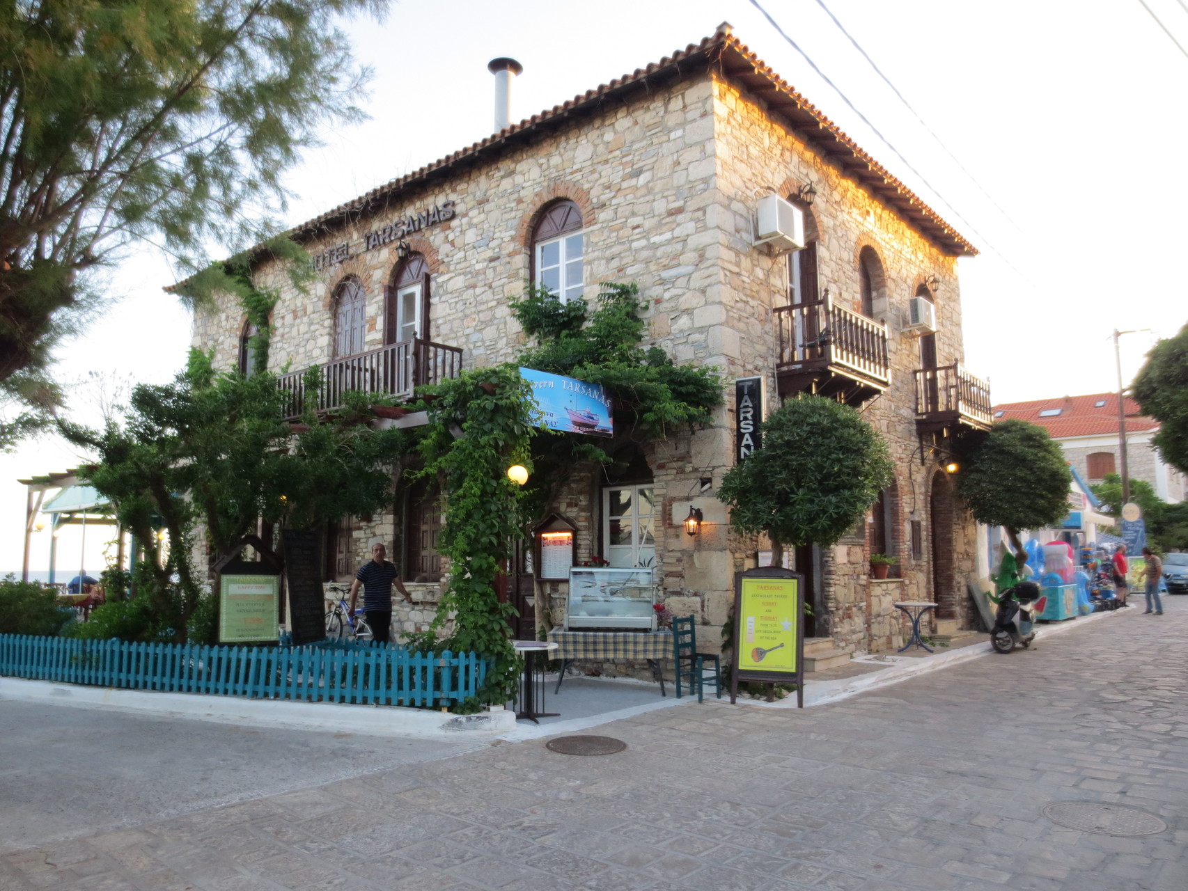 Pythagorio: Taverne Tarsanas im Hafen von Pythagorio