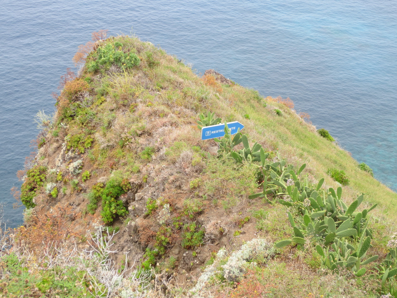 Im Norden der Insel Madeira in der Nähe von Boaventura. Manchmal findet man die Hinweisschilder für Restaurants bei Aussichtspunkten mit Blick auf die felsigen Abhänge. Ist doch originell, oder?