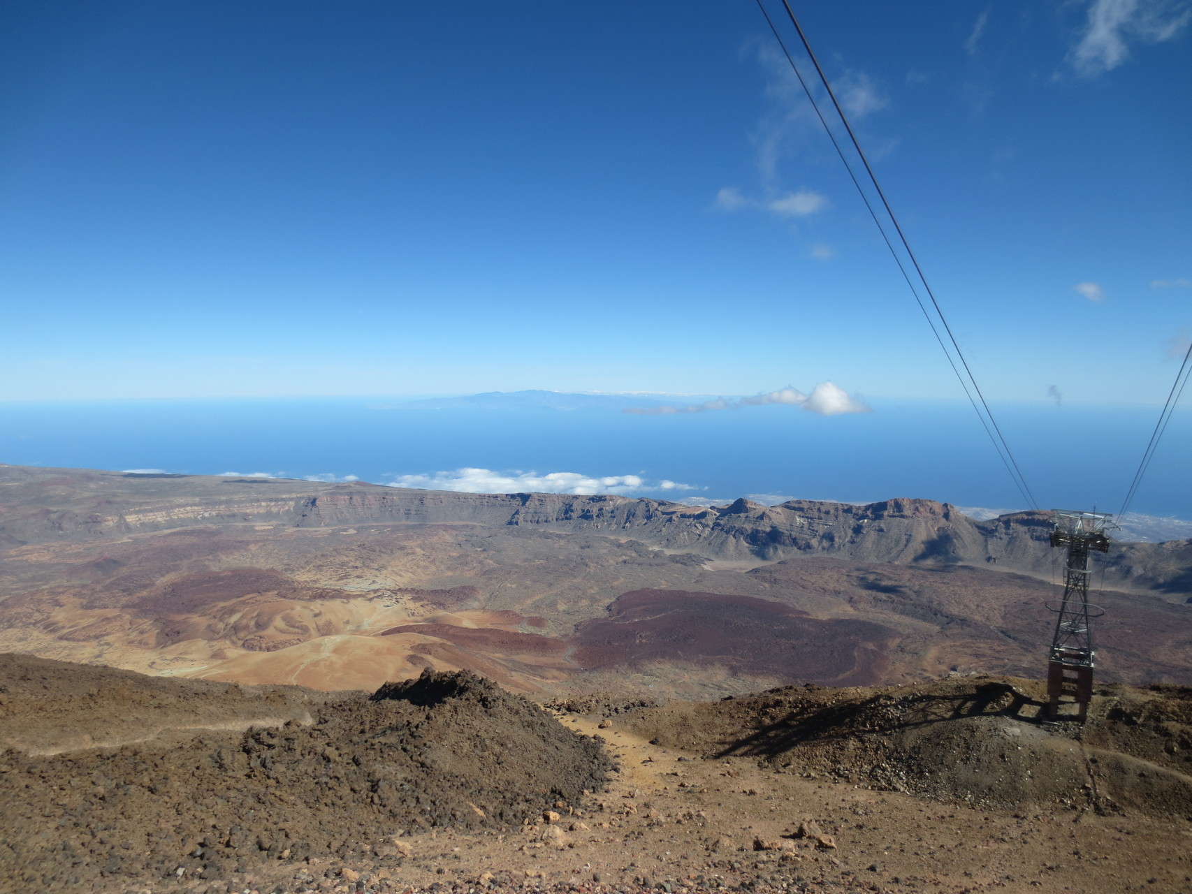 Nationalpark del Teide - Pico del Teide - auf 3700 m.ü.M - Herrlicher Ausblick auf den Atlantik und auf die kanarischen Nachbarinseln (z.B. Gran Canaria, im Bild)