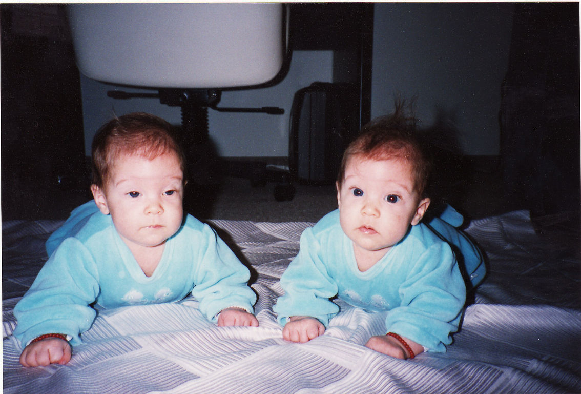 Cristiana (l., etwas "groggi") und Michela (r.) 4. Lebensmonat
