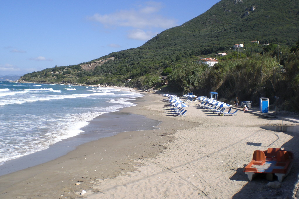 Impressionen vom Paramonas Beach im zentralen Westen der Insel