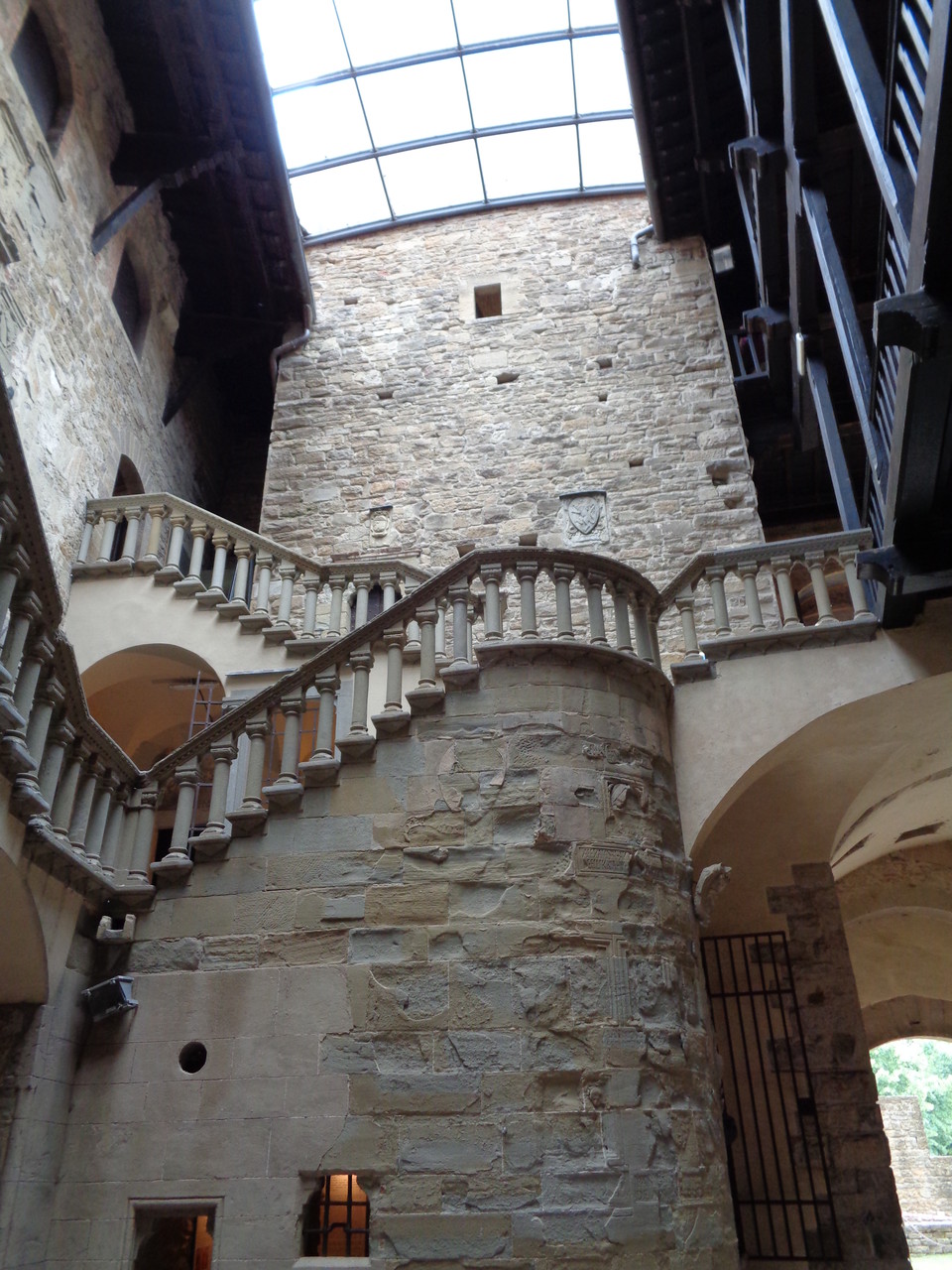 Castello dei Conti Guidi: Pittoresker Burg-Innenhof.., die "trutzige" Burg ist eindrücklich. Allein die steile Treppe im Innenhof, die zum Obergeschoss führt, ist den Eintritt wert